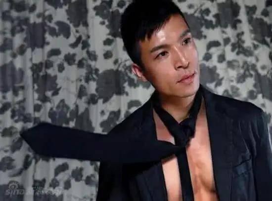 《魔幻手机》里的王天霸，错过翻红机会后，他靠迎娶白富美成赢家