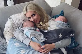 双胞胎难分辨？前世界小姐罗莎娜想出一个绝妙的办法图片