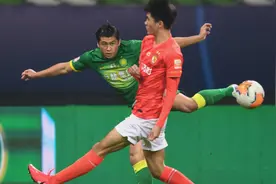 京粤生死战！韦世豪踢丢空门，李磊身后爆铲费南多+放倒张琳芃图片