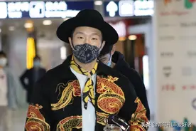 德云社烧饼发文闹乌龙，被质疑摁儿子脑袋自拍，照片放大笑喷网友图片