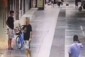 曝光！桂林一黑衣男子当众偷猫！请你赶紧站出来图片