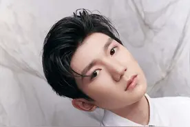 王源湿发皮衣造型撩人 吉他弹唱燃炸全场图片