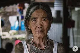 103岁的菲律宾老妇，最后一个保存古代纹身传统的纹身师图片