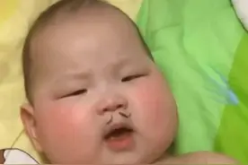 妈妈用宝宝COS太乙真人，粘上眉毛的那一刻，网友笑称：本人呀图片