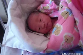 产妇刚被推出产房，宝爸发朋友圈晒娃，产妇：你的眼里只有儿子吗图片