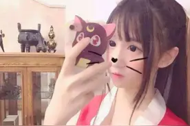 蔡萝莉改行走成熟富婆路线，穿浴袍喝红酒，水友评论却笑出猪叫图片