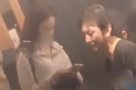 王思聪深夜与两美女吃路边摊，爆款椰子鞋当拖鞋穿，有钱太任性图片