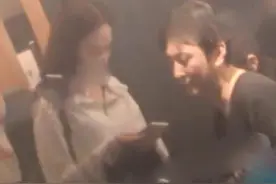 王思聪深夜与两美女吃路边摊，爆款椰子鞋当拖鞋穿，有钱太任性图片