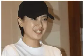 在《让子弹飞》电影，那位肚兜一下被扯飞的女孩？如今家喻户晓。图片