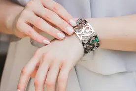 女人长期戴“银手镯”，真的对身体好吗？医生终于说出实情图片
