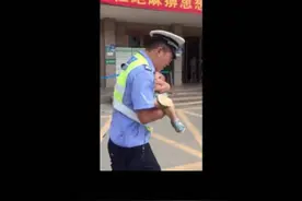 豫见豫警丨幼儿误喝农药，唐河交警紧急救助图片