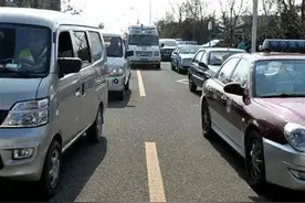 救护车鸣笛了，要怎么让？大部分人都做错被罚款图片