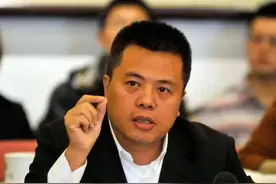 以游戏问鼎中国最年轻首富，四十余岁却已两鬓斑白，隐退国外图片