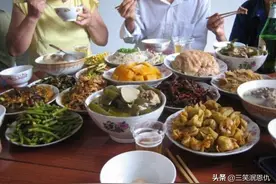 准女婿请岳父下馆子，饭没吃完溜了，老丈人结完账：女儿没看错人图片