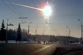 俄罗斯陨石坠毁前，曾有不明飞行物击穿它，是谁在暗中保护人类？图片