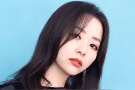 张靓颖 黑色礼裙性感写真，邂逅黑色浪漫，演绎万般风情图片