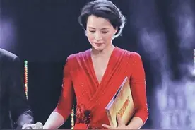 董卿终于惊艳一回，鲜红礼服开叉到大腿，穿20厘米高跟被扶上台图片