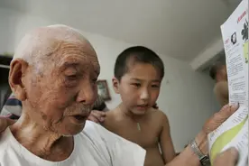 72岁大爷哭诉：家有长寿老人不是福是祸，晚年被折磨得体无完肤图片