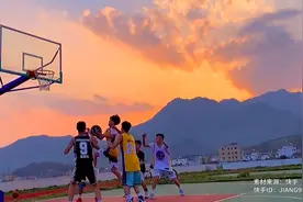 治愈系画面！学生在油画般的夕阳球场打球图片