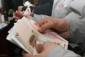 村里的人去卖保险，越卖自己越穷了图片