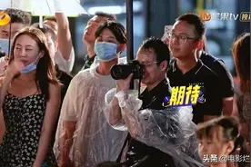 芒果台真敢想，凤凰传奇被网约车小哥惊到，这露天K歌节目太带劲图片