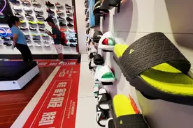 一个月卖10万双拖鞋，中国老牌鞋王弯道超车，李宁安踏猝不及防图片