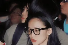 周迅13年前无滤镜旧照曝光，素颜直怼镜头，喝整瓶啤酒大气又豪爽图片