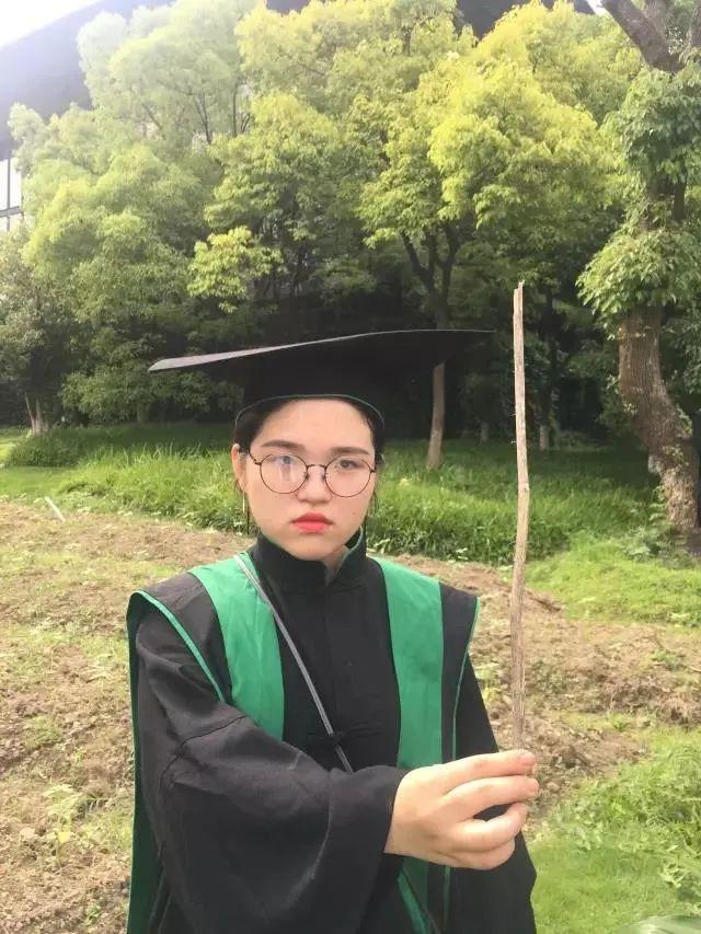 中央美院的学士服美上热搜！这是什么神仙毕业现场？