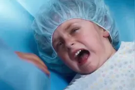 女孩一出生，就被母亲送上手术台，给姐姐捐献各种器官，虐心电影图片