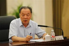 温铁军：若中国不想继续被美国欺负，就要用人民币去挑战图片