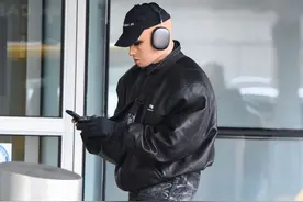 吓人！侃爷戴白人女性头套现身纽约机场，网友：这是心肺复苏课？图片