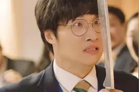 这尴尬到脚趾蜷缩的场面，柯达这辈子都忘不了吧图片