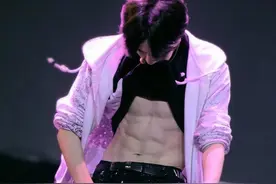 王俊凯、王一博、张艺兴等男星肌肉线条大赏！谁的身材让你心动？图片