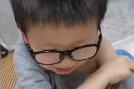 江苏一熊孩子自己剃头，妈妈见到后心里五味杂陈：脑瓜子嗡嗡的图片