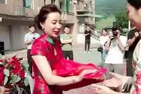 “年轻”婆婆走红，婚礼当天成C位，风头大过儿媳，网友：太抢眼图片