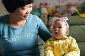 外婆将纸尿裤剪成“破洞裤”，只因怕外孙女太热，网友：良苦用心图片