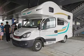 55万宇通房车 睡4个人烧柴油带冰箱 托管费1万/1月 也烧钱啊图片