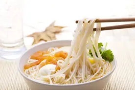煮面条，水开下锅就错了，大厨教你一招，出锅爽滑又劲道，快学学图片