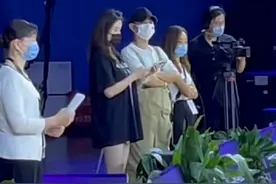 文章陪长女爱马比赛，背3万4的包包，绯闻女友头扎小揪揪秀大长腿图片