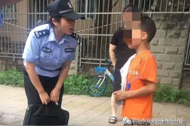 小男孩贪玩迷路，警花姐姐护送他安全回家图片