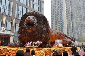广西出现50吨木雕雄狮！富商出价300万遭拒！现成仓库守护者图片