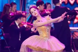 盘点那些十分不合身，但因为是高定，女明星而咬牙含泪穿了的礼服图片