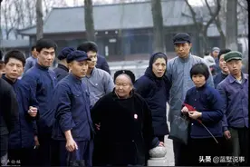 1972年的济南，一家几代人一起游览趵突泉公园图片