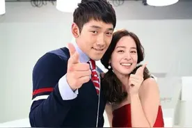 Rain金泰希街头散步，相爱八年仍然热恋，走路都抱得紧紧的图片