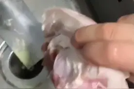 湖北一男子超市买猪肉，切开竟飙出“青绿色液体”，瞬间不淡定了图片