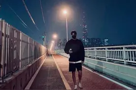 李敏镐晒夜行照，黑色套装显城市猎人既视感，女友视角又瘦又霸气图片