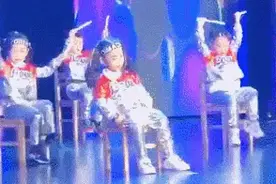 “C位”小女孩舞台表演时睡着，惊醒后立马跟上节拍，可爱又心疼图片
