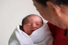 宝妈出月子后，娘家妈催她回家，难向公婆开口时婆婆给出暖心解释图片