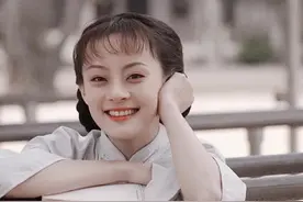 岁月对孙俪做啥了？年轻时民国装如水般惊艳，如今男相十足很硬朗图片