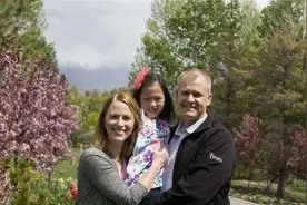 亚马逊CEO领养中国弃婴，每周给5万美金零花，规定必须花完图片